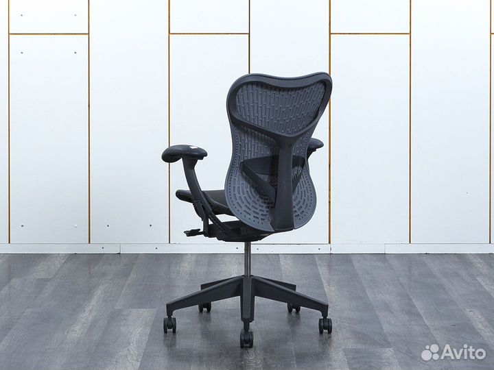 Офисное кресло для руководителя Herman Miller Mirr