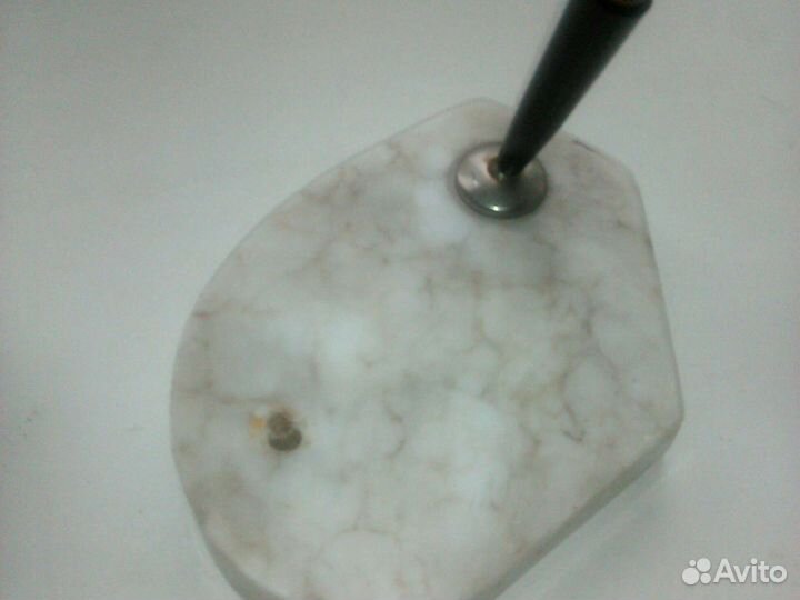 Перо на мраморной подставке