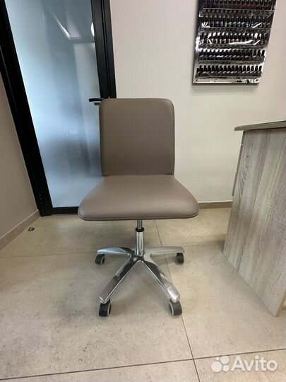 Стул для мастера маникюра на колесиках