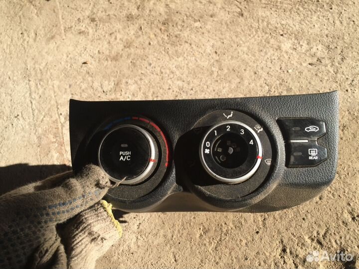 Блок управления печкой 2011- Kia Rio3