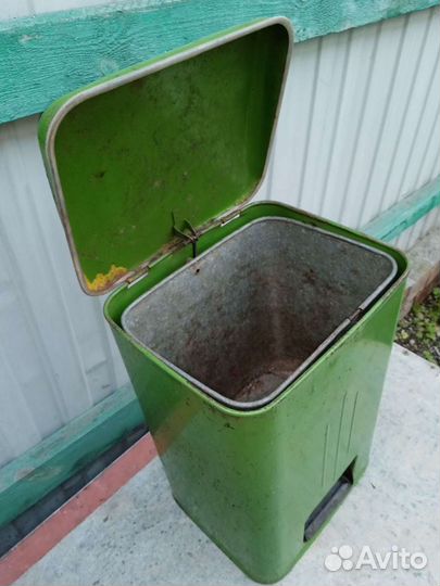 Ведро - контейнер с педалью. Железо