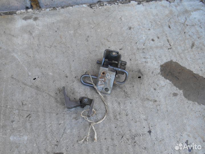 Петля передняя правая нижняя 4B0831412B Audi A6 C5