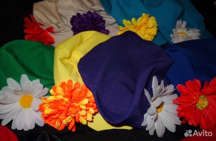 Картузы мужские разных цветов, ложки, трещотки