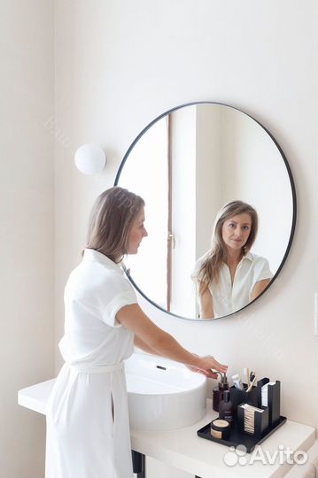 Круглое зеркало в черной раме Soleil