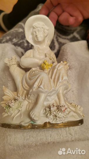 Статуэтка девушка в шляпе на пне. Винтаж СССР