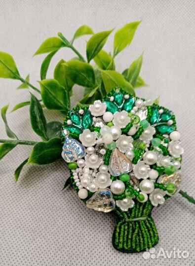 Брошь ручной работы из бисера