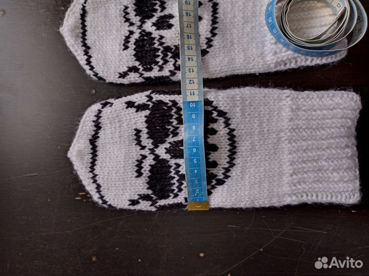 Варежки с черепом