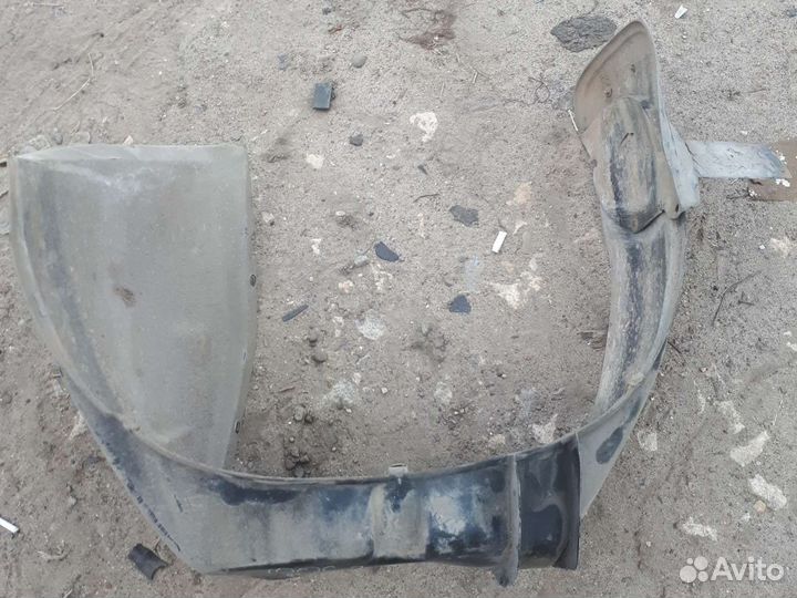 Правый передний подкрылок ауди 100 с3