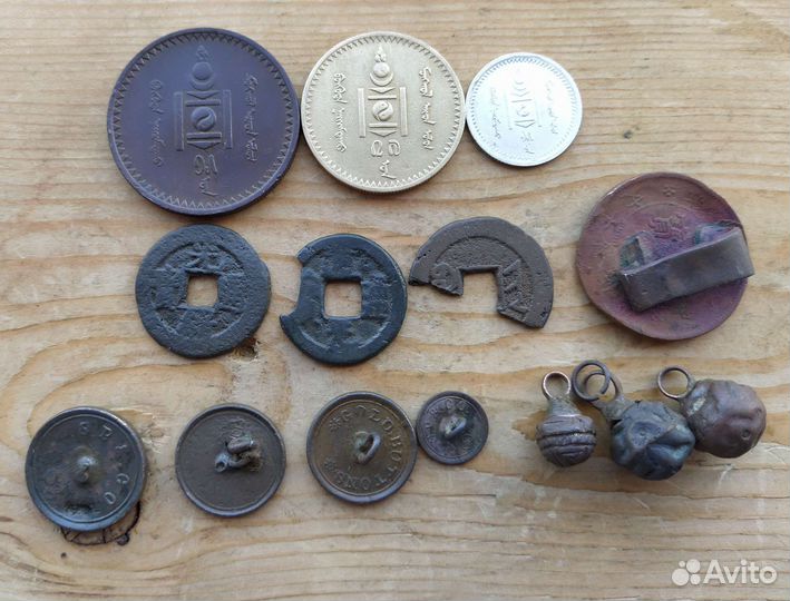 Старинные монгольские и китайские монеты, пуговицы