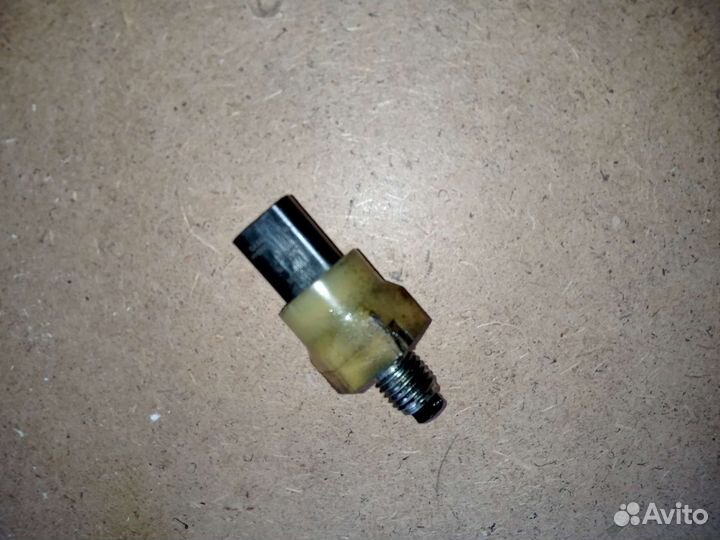 Датчик давления масла Вольво Volvo 2.0 31405635