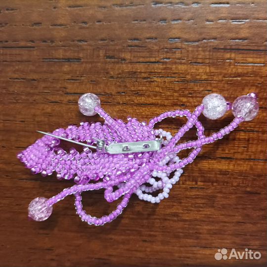 Брошь ручной работы из бисера цвет розовый