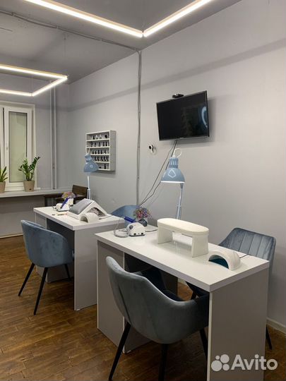 Место мастеру по ресничкам и бровист/маникюр