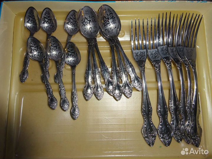 Столовый набор вилок и ложек и ножей