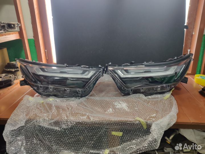 Фары Левая - Правая Toyota RAV4 2022 Оригинал