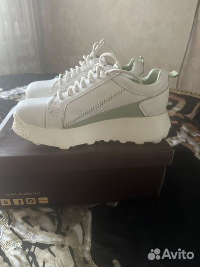 Кроссовки женские