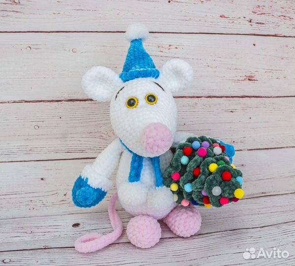Мышка с ёлочкой - вязаная игрушка