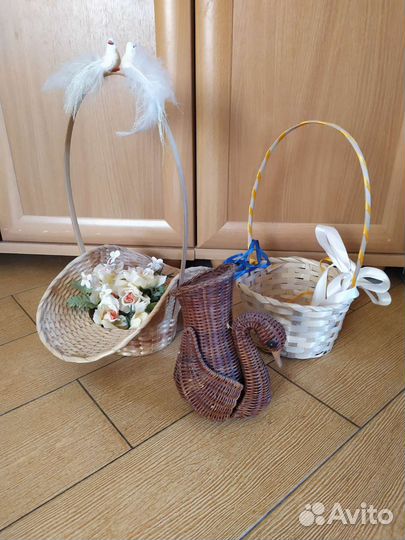 Плетëные корзины и ваза-лебедь