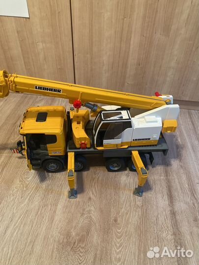 Кран bruder liebherr 03570