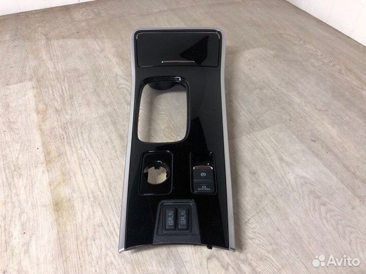 Консоль между сидений передний Mitsubishi