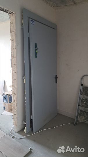 Дверь входная металлическая от застройщика
