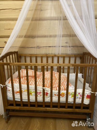 Детская кроватка с продольным маятником