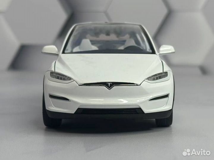 Модель машины Tesla Model X белая 1:24