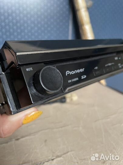 Магнитола Pioneer с выдвижным сенсорным экраном