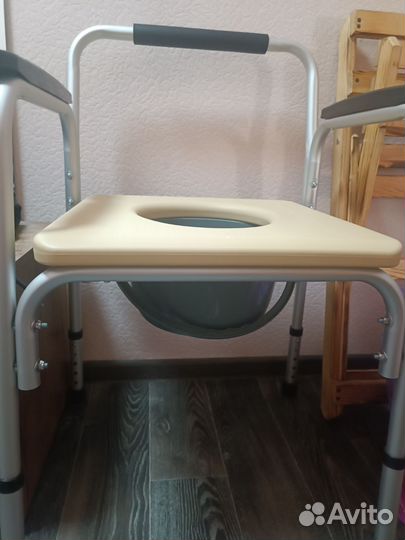 Стул-кресло с санитарным оснащением