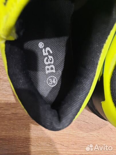 Футбольные бутсы сороконожки