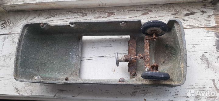 Антикварный игрушечный автомобиль