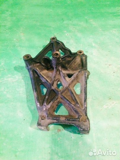 Кронштейн двигателя Mitsubishi Diamante