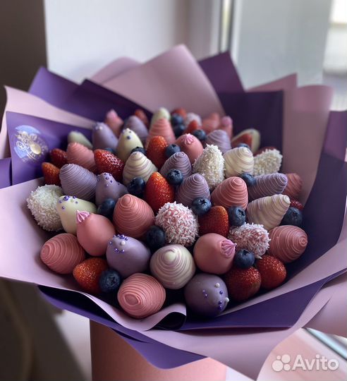 Съедобные букеты из клубники в шоколаде и ягод