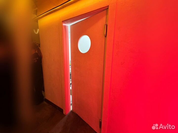 Двери маятниковые для кофейни