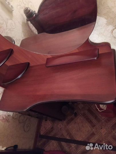 Туалетный столик с зеркалом