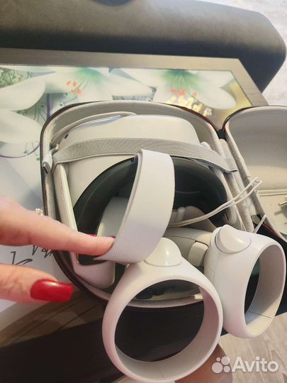 Очки виртуальной реальности с джойстиками