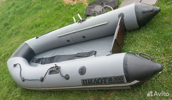 Лодка Пилот М-300