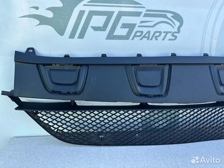 Решетка переднего бампера центральная Mercedes Glc