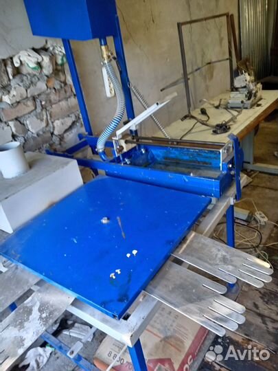 Станок ручной наносит пастизоль на перчатки