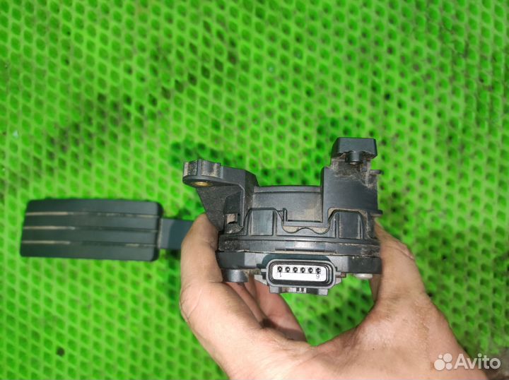 Педаль газа Renault Logan 2
