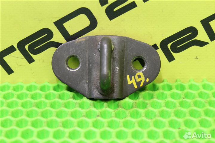 Петля замка багажника задняя Mazda Bongo SK82MN