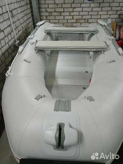 Лодка Nissamaran 320 + мотор 9.8