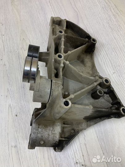 Кронштейн площадка крепление генератора Renault la