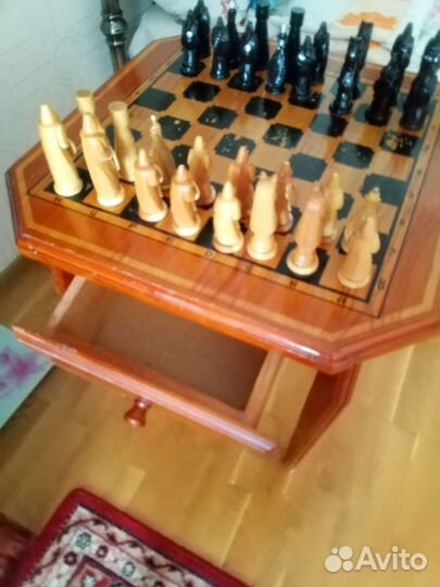 Шахматный стол с шахматными фигурами
