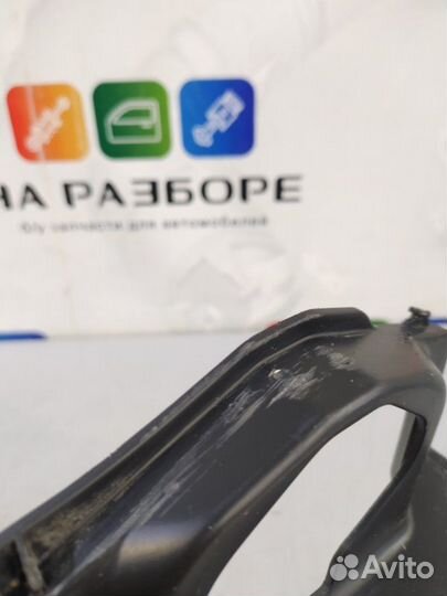 Накладка на петлю багажника задняя левая Lexus