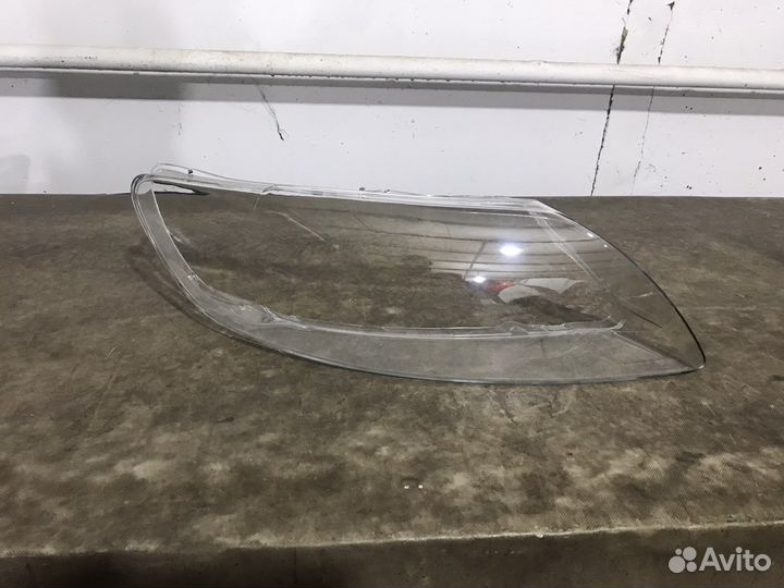 Стекло правой фары Audi Q7