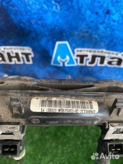 Топливная рейка Ford Focus CB4 sida 2010