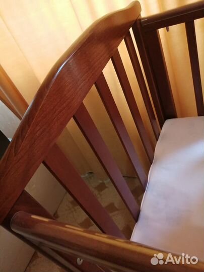 Детская кроватка с маятником и ящиком