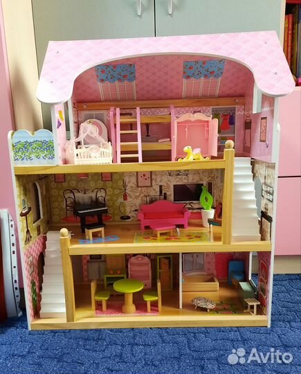 Кукольный домик с мебелью