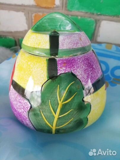 Заварочный чайник, сахарница и кофейные чашечки