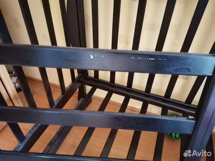 Детская кроватка с маятником